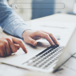 Saftec Digital explica que presença digital é estar visível na internet, enquanto reputação online é como as pessoas percebem essa presença.