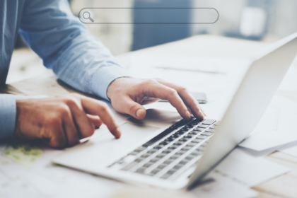 Saftec Digital explica que presença digital é estar visível na internet, enquanto reputação online é como as pessoas percebem essa presença.