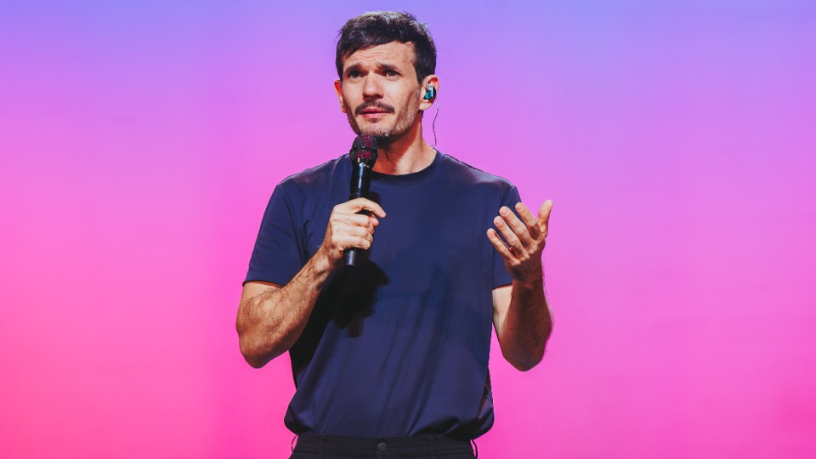 Com bom humor e carisma, Non Stop leva Padre Patrick aos palcos com “Pecado É Não Rir”.