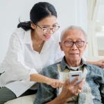 Curso gratuito ensina idosos a usar celular com segurança e amplia inclusão digital em Criciúma