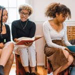 Clube do Livro em Criciúma fortalece laços sociais e amplia a experiência de leitura na vida real