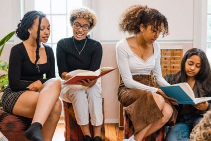 Clube do Livro em Criciúma fortalece laços sociais e amplia a experiência de leitura na vida real
