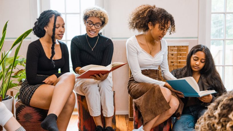 Clube do Livro em Criciúma fortalece laços sociais e amplia a experiência de leitura na vida real