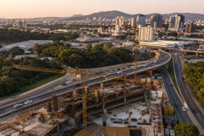 Santa Catarina acelera investimentos em inovação e infraestrutura: por que essa estratégia pode transformar empregos, logística e desenvolvimento regional