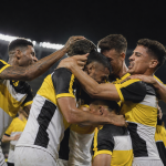 Jogadores do Criciúma comemoram vitória fora de casa pela Série B do Campeonato Brasileiro
