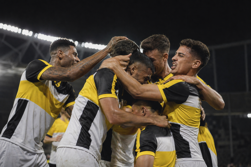 Jogadores do Criciúma comemoram vitória fora de casa pela Série B do Campeonato Brasileiro