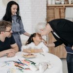 Família conversa com uma profissional de assistência social sobre questões relacionadas ao bem-estar infantil.